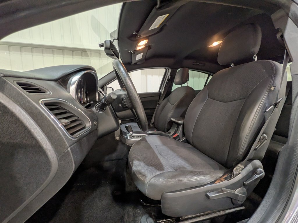 2013 Chrysler 200 4dr Sdn LX Silver Val-David - photo #1