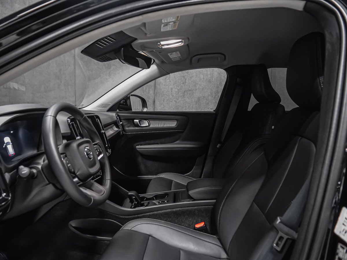 2025 Volvo XC40 B5 CORE BRIGHT CLIMATE Black Montreal - photo #10