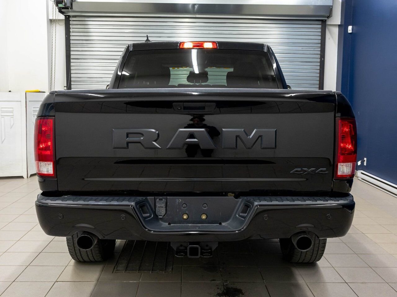 Ram 1500 Classic NIGHT CREW 4X4 V8 *SIÈGES CHAUFF* CARPLAY 3.92 2023 Noir Saint-Jérôme - photo #5