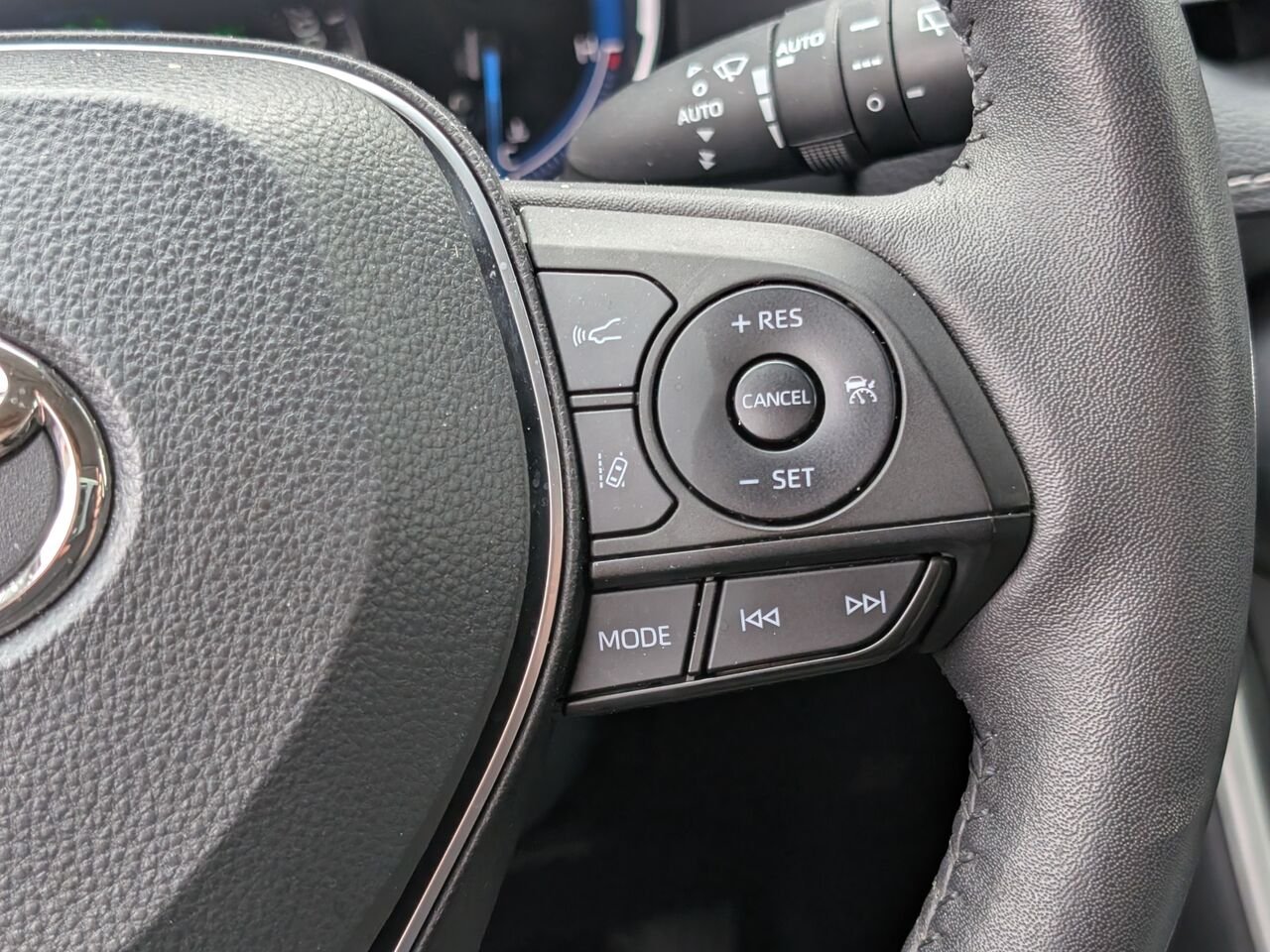 Toyota RAV4 Hybride XLE/AWD/SIÈGES CHAUFFANTS/VOLANT CHAUFFANT/TOIT OUVRANT/BLUETOOTH/AC BIZONE 2023 Rouge Sherbrooke - photo #12