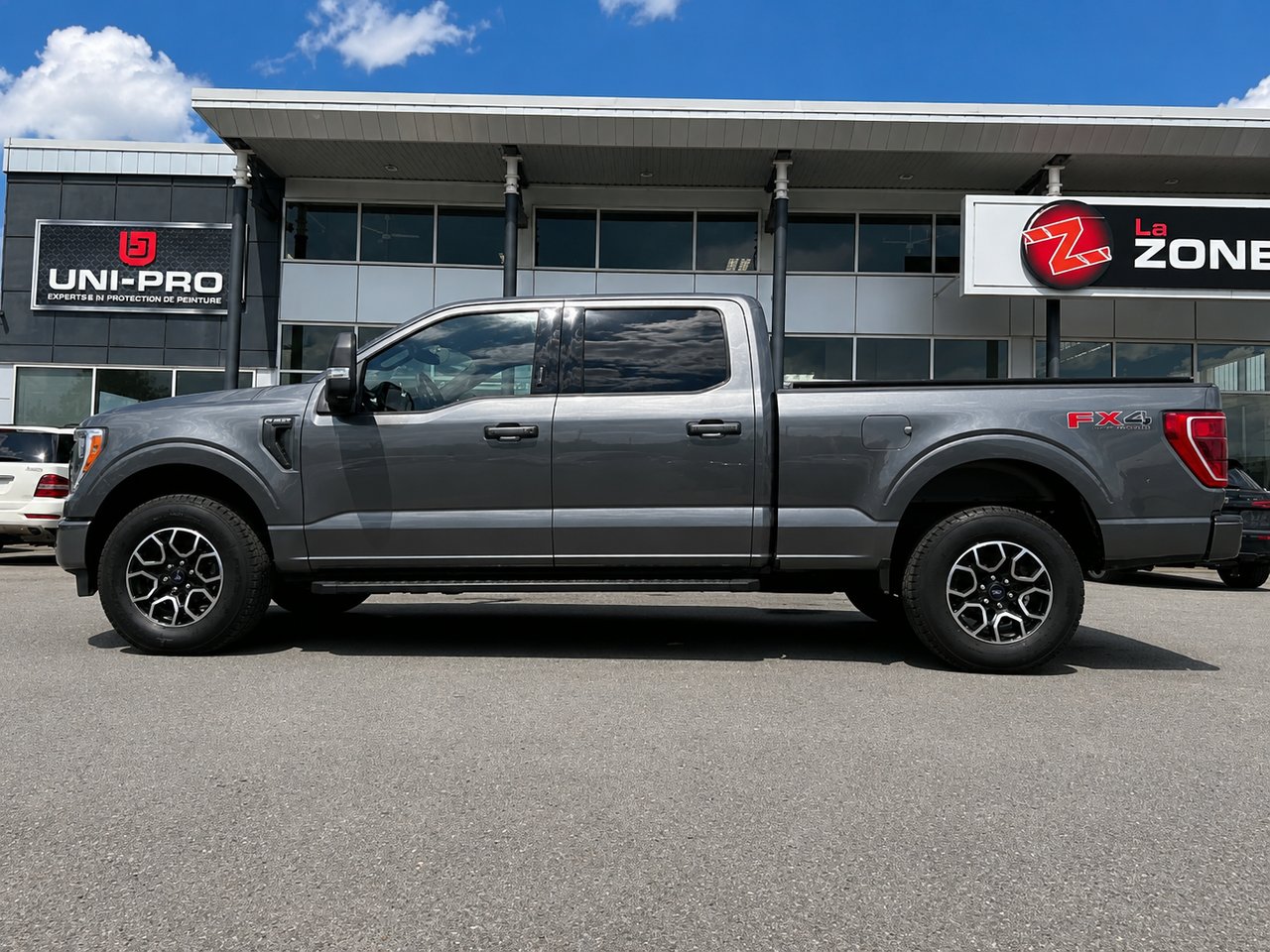 Ford F-150 XLT 302A FX4 2022 Gris Granby - photo #2
