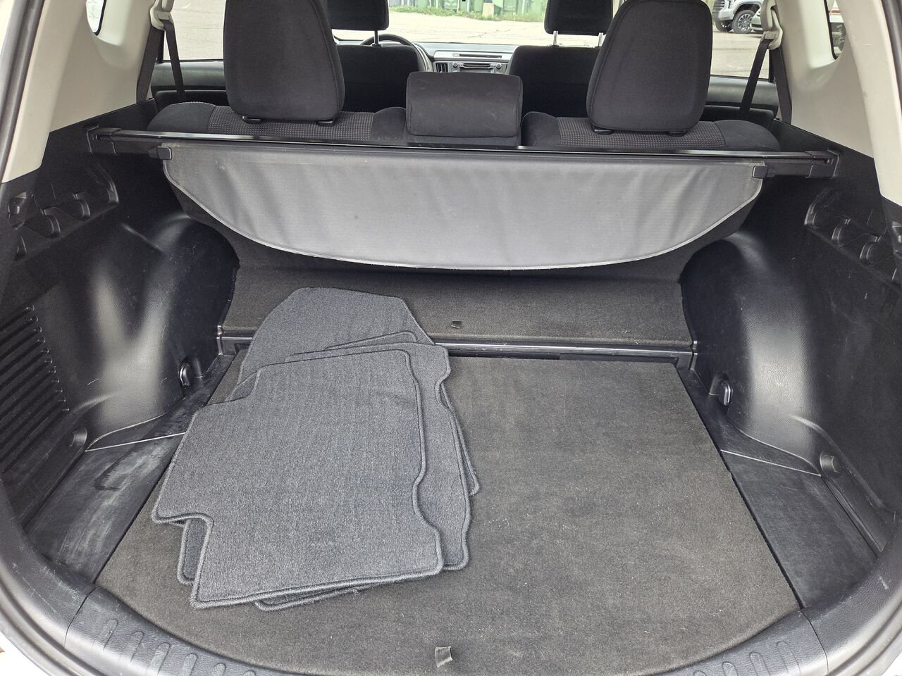 Toyota RAV4 Hybride 2016 Blanc Mont-Laurier - photo #6