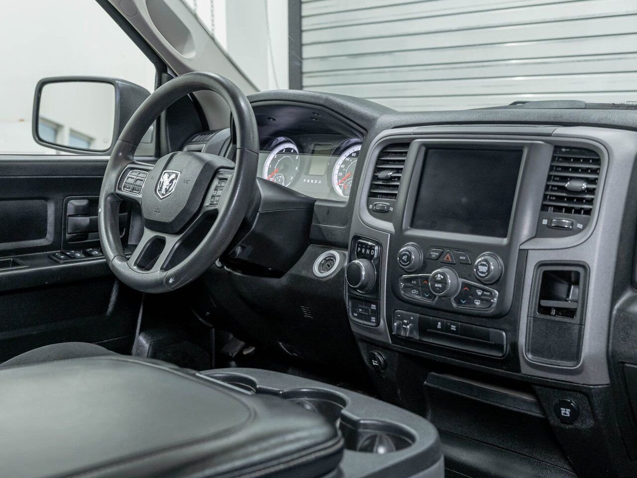 Ram 1500 Classic NIGHT EDITION 4X4 *CARPLAY* FREINS REMORQ WIFI USB 2023 Blanc Saint-Jérôme - photo #23