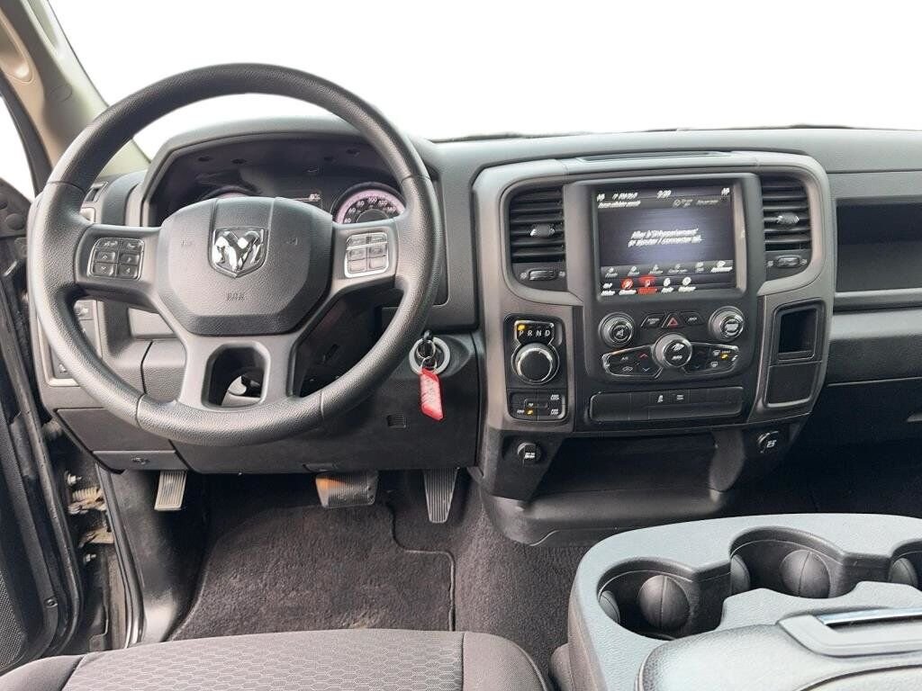 2020 Ram 1500 Classic Express Black Baie-Comeau - photo #9