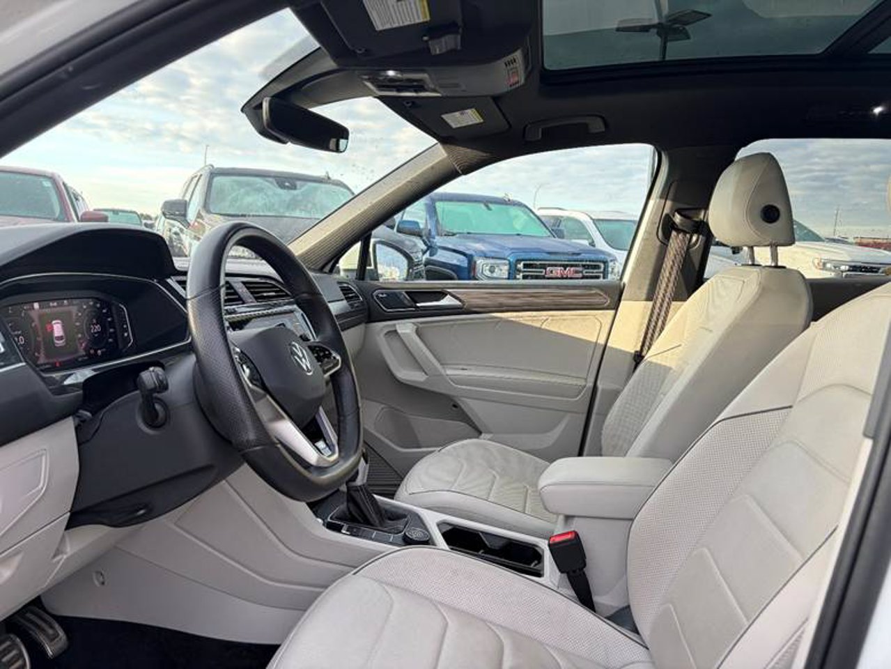 2024 Volkswagen Tiguan Highline R-Line 4MOTION White Sherwood Park - photo #5