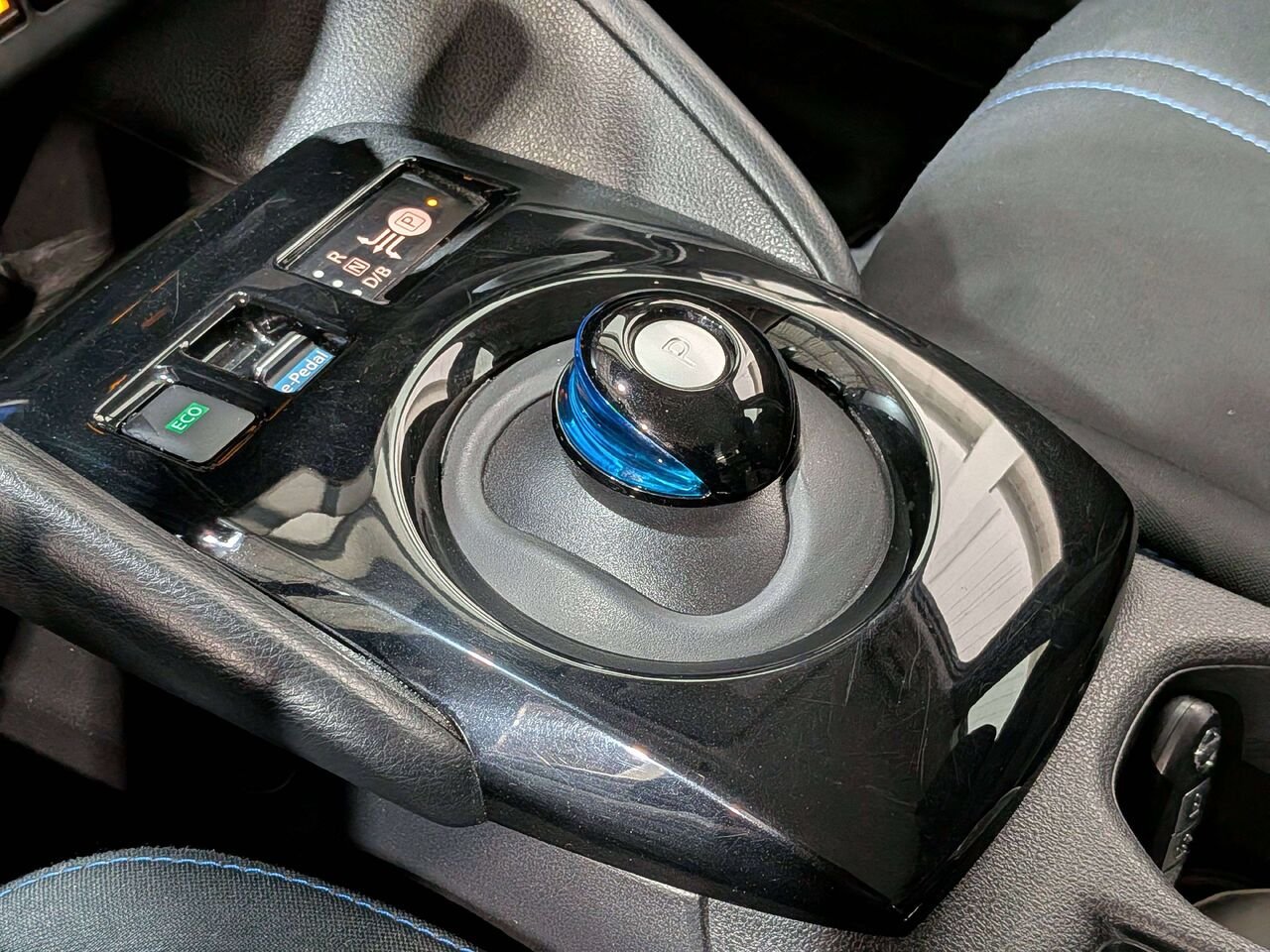 2020 Nissan LEAF SV Hatchback Black Val-David - photo #29