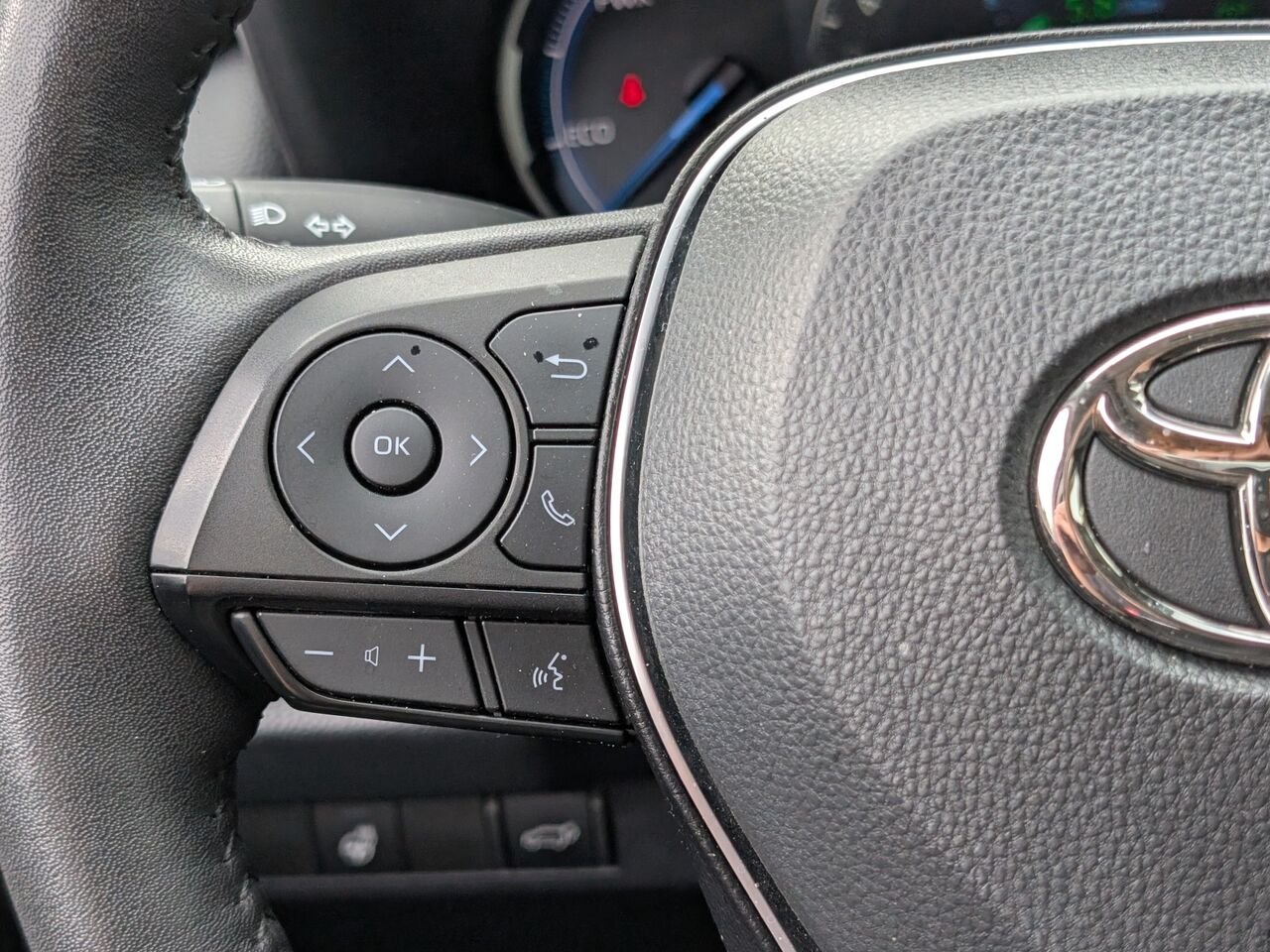 Toyota RAV4 Hybride XLE/AWD/SIÈGES CHAUFFANTS/VOLANT CHAUFFANT/TOIT OUVRANT/BLUETOOTH/AC BIZONE 2023 Rouge Sherbrooke - photo #13