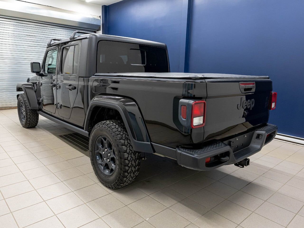 Jeep Gladiator WILLYS CREW 4X4 V6 *NAV* TOIT DUR CARPLAY BEDLINER 2023 Noir Saint-Jérôme - photo #5