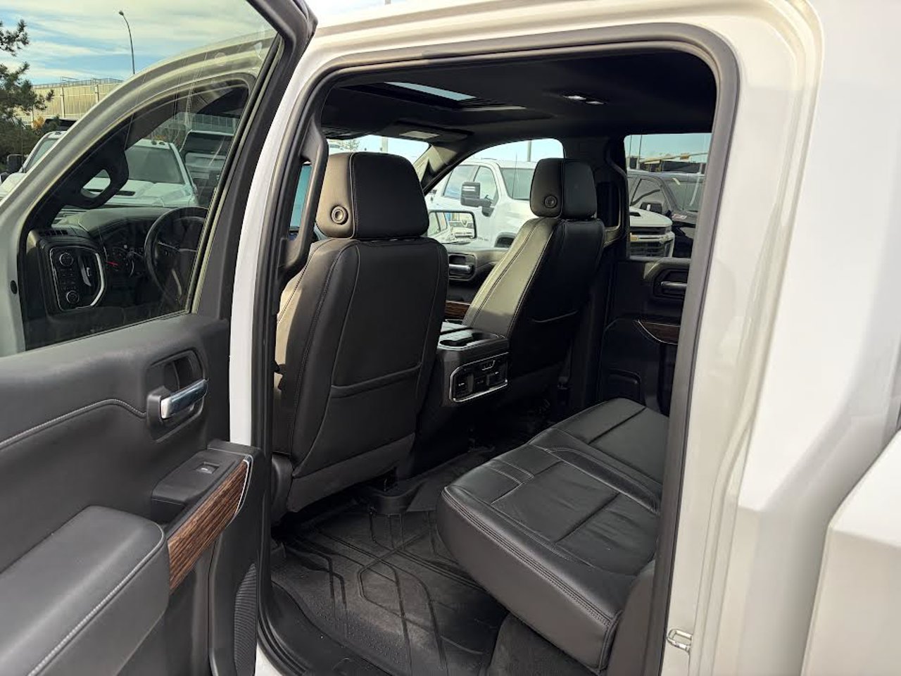 2020 Chevrolet Silverado 1500 4WD Crew Cab 147 High Country White Sherwood Park - photo #5