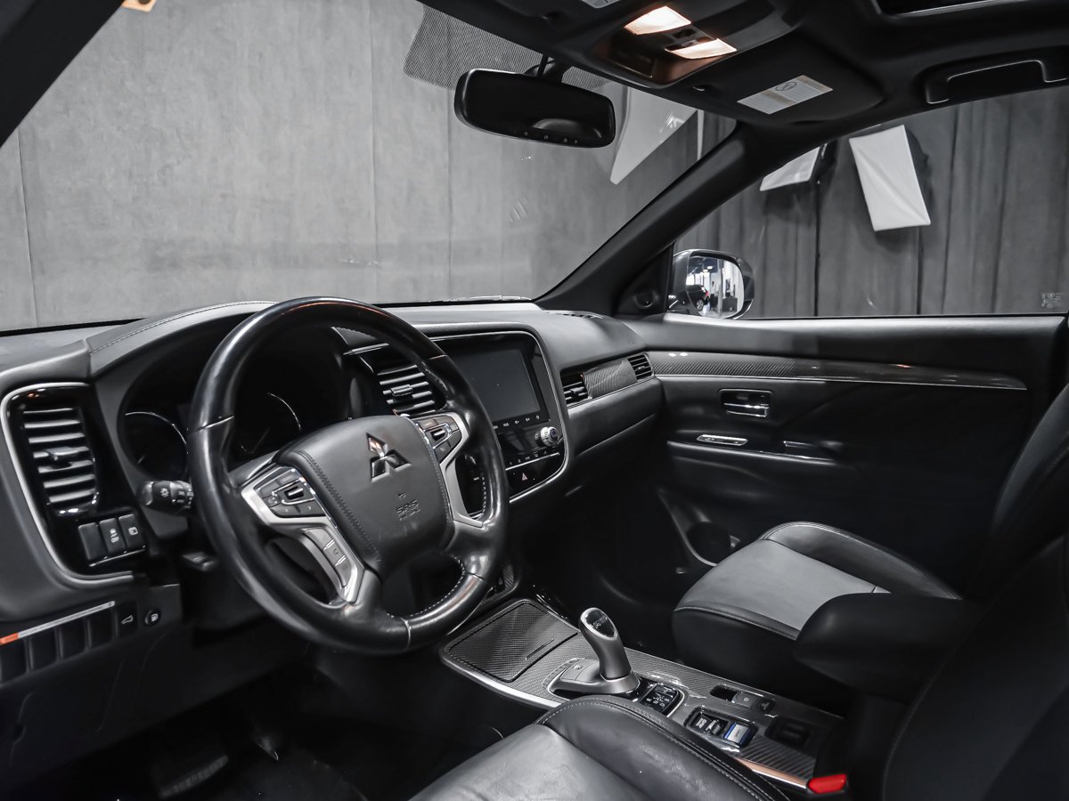 2021 Mitsubishi Outlander Plug-In Hybrid Red Montreal - photo #6