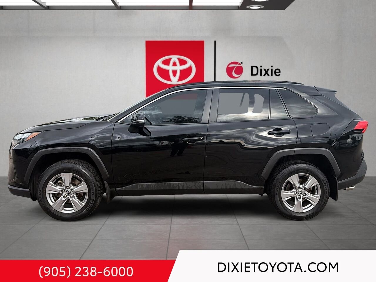 2025 Toyota RAV4 XLE AWD / CLEAN CARFAX / HEATED SEATS / MOONROOF / ALLOY WHEELS / CARPLAY AND ANDROID AUTO Black Mississauga - photo #5
