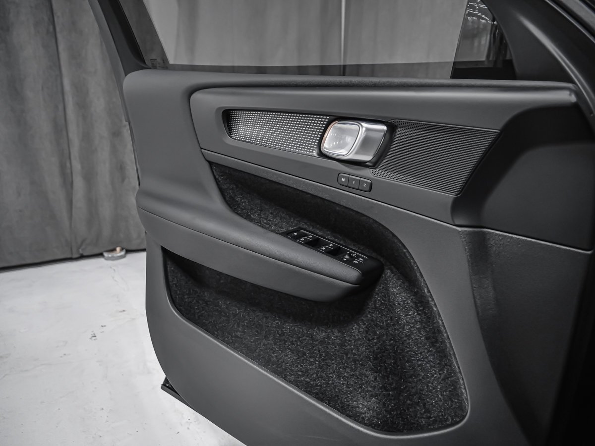 Volvo XC40 B5 PLUS DARK THEME CLIMATE 2025 Noir Montréal - photo #9