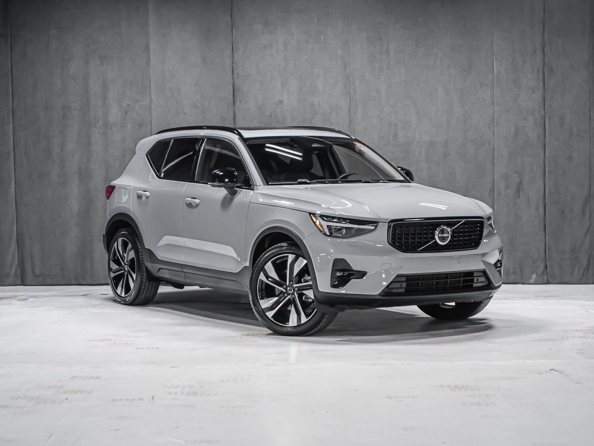 Volvo XC40 B5 ULTRA DARK 2026 Gris Montréal - photo #1