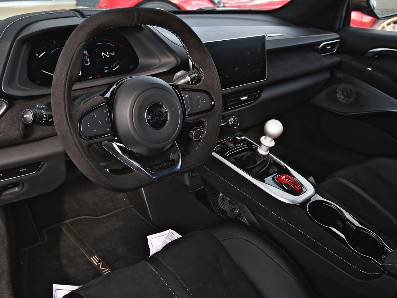 2027 Lotus Emira Black Québec - photo #10