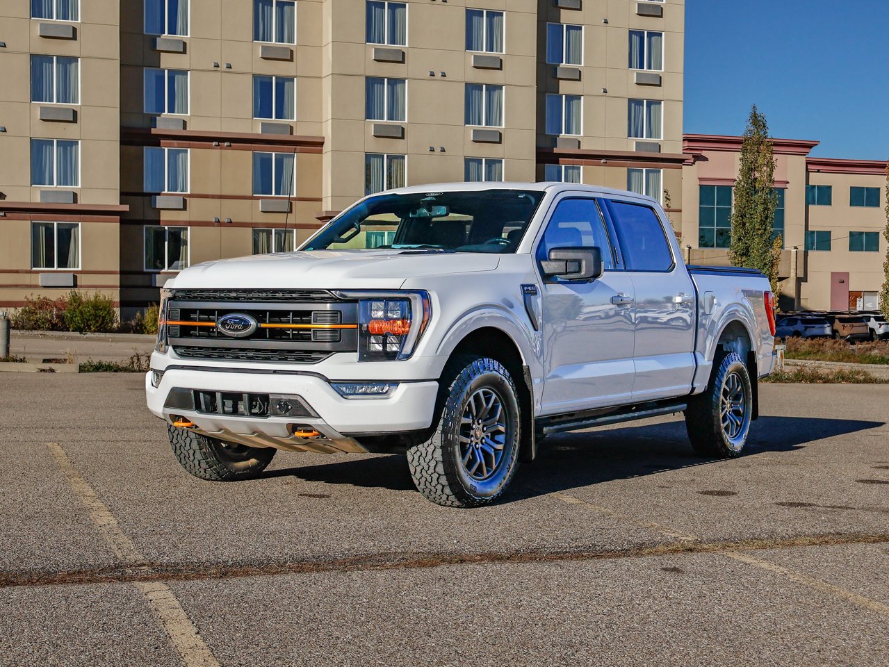 2022 Ford F-150 LARIAT 4WD SuperCrew 5.5' Box White Sherwood Park - photo #3