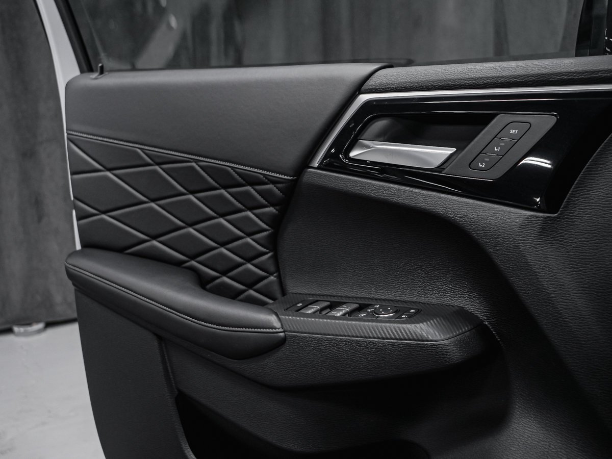 2026 Mitsubishi Outlander Plug-In Hybrid GT NOIR White Montreal - photo #13