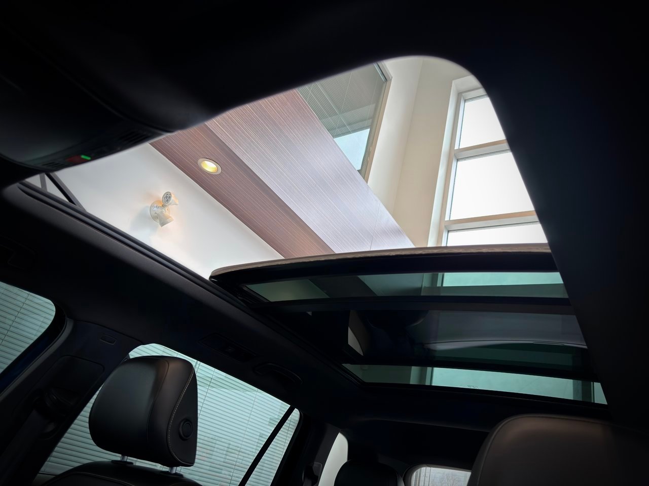 2022 Volkswagen Tiguan Black Notre-Dame-des-Prairies - photo #15