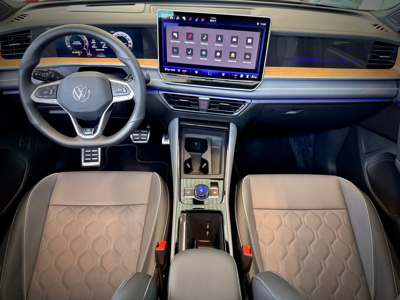 2026 Volkswagen Tiguan Black Notre-Dame-des-Prairies - photo #18