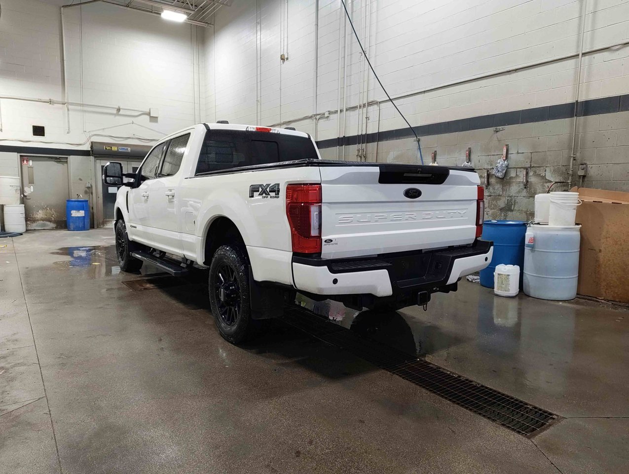 2022 Ford Super Duty F-350 LARIAT 4WD Crew Cab 6.75' Box White Sherwood Park - photo #4