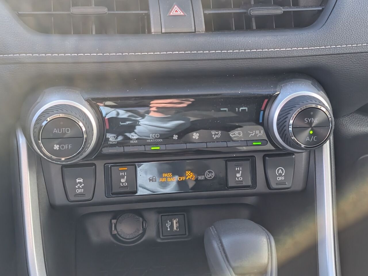 Toyota RAV4 XLE/AWD/SIÈGES CHAUFFANTS/VOLANT CHAUFFANT/TOIT OUVRANT/BLUETOOTH/AC BIZONE 2025 Bleu Sherbrooke - photo #11