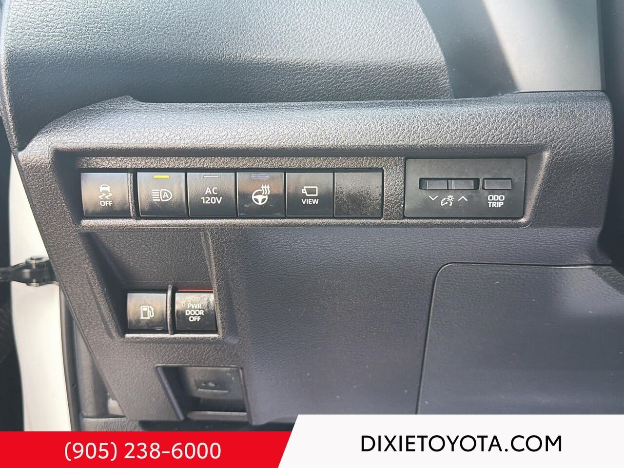 2026 Toyota Sienna Hybrid Limited AWD / CLEAN CARFAX / HEATED AND VENTILATED SEATS / MOONROOF / ALLOY WHEELS / CARPLAY AND ANDROID AUTO White Mississauga - photo #13