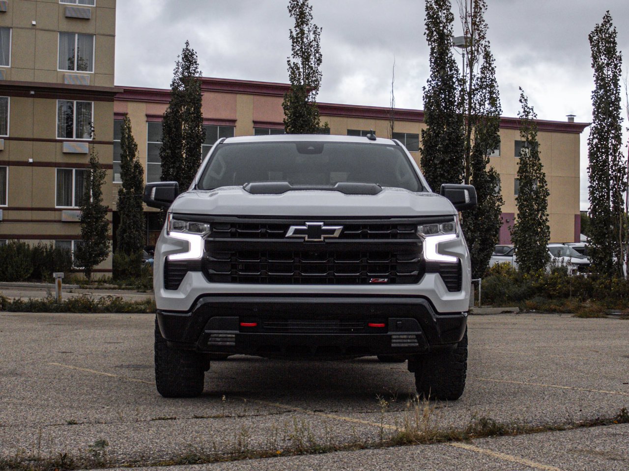 2024 Chevrolet Silverado 1500 4WD Crew Cab 147 LT Trail Boss White Sherwood Park - photo #2
