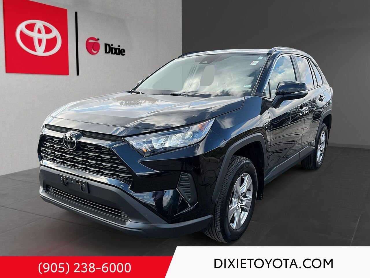 2025 Toyota RAV4 HYBRID LE AWD / CLEAN CARFAX / HEATED SEATS / TOYOTA SAFETY SENSE / CARPLAY AND ANDROID AUTO Black Mississauga - photo #0