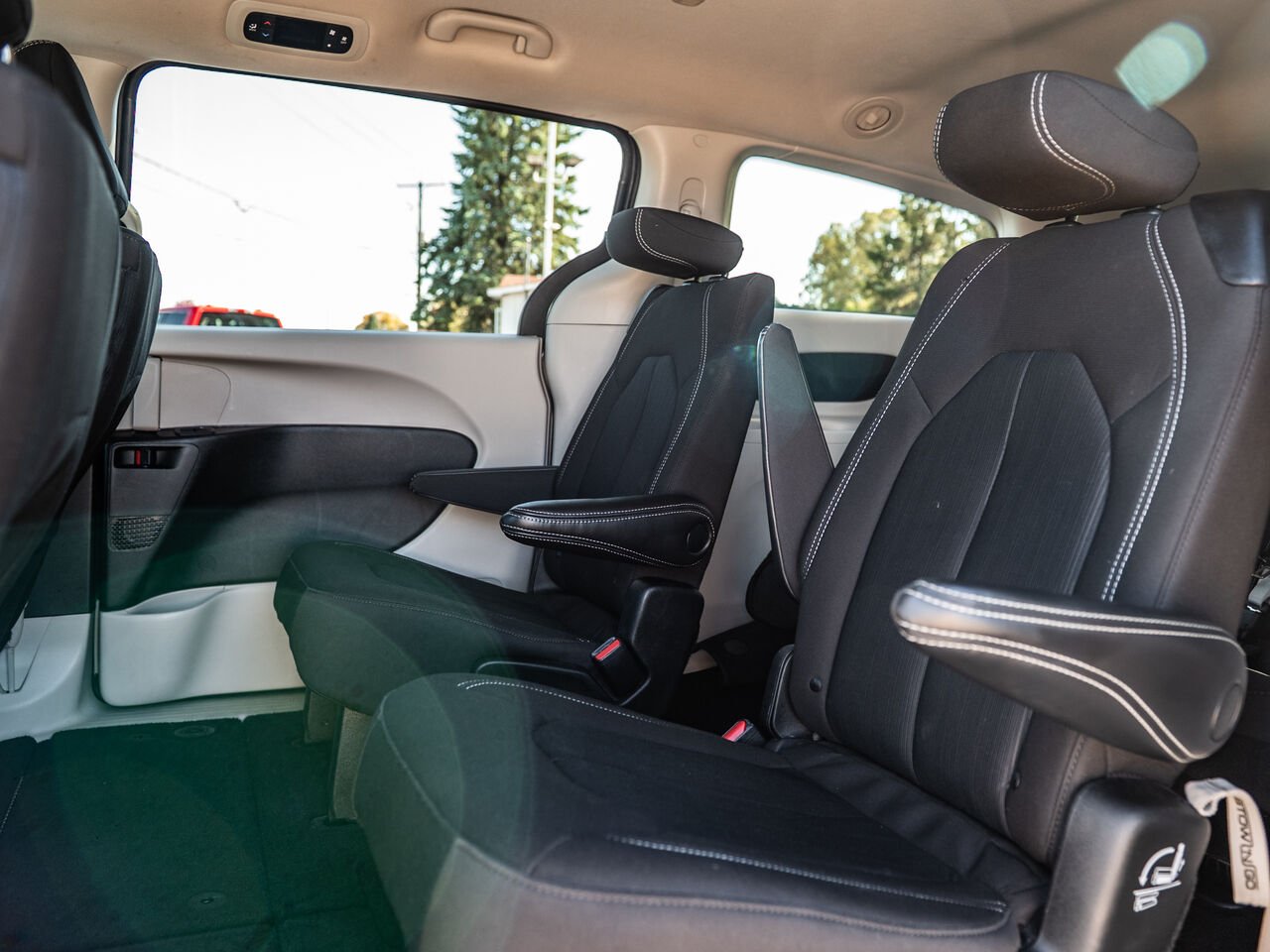 Chrysler Grand Caravan 2023 Argent Sainte-Julienne - photo #26