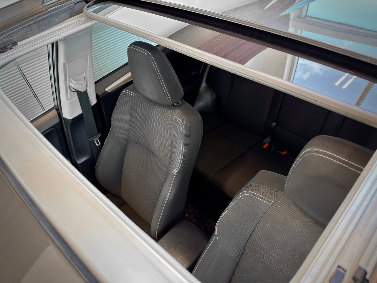 2017 Toyota RAV4 Hybrid Silver Notre-Dame-des-Prairies - photo #12