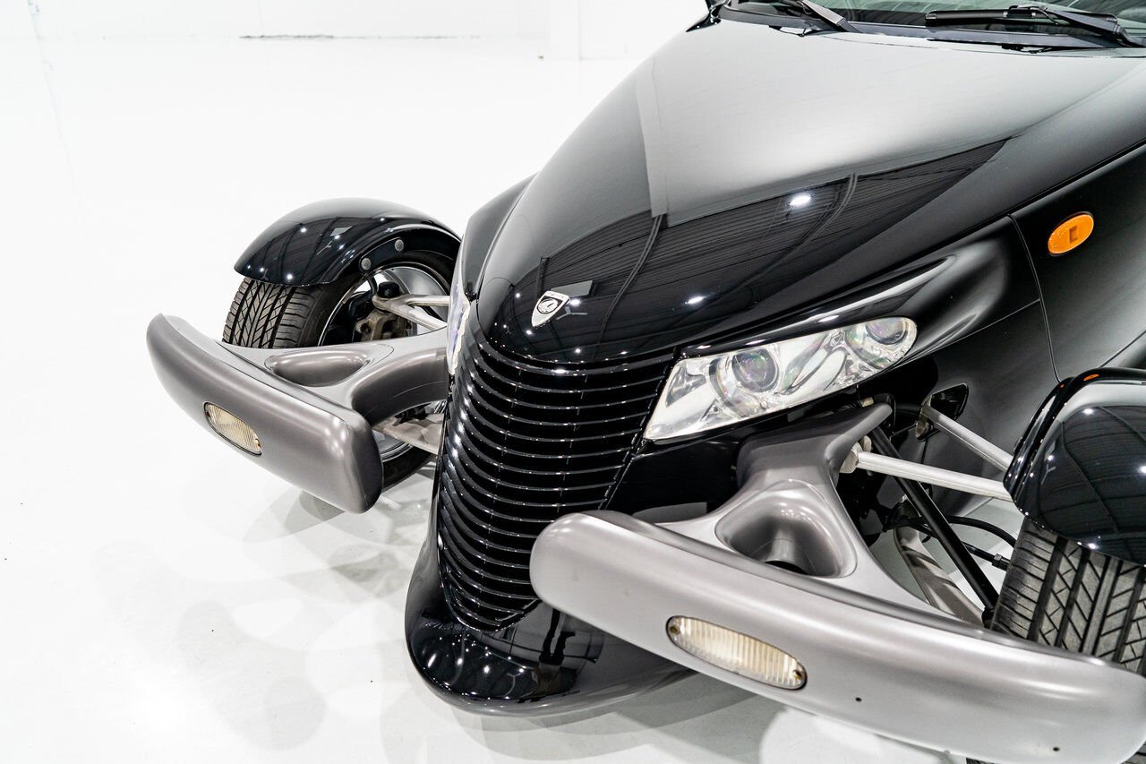 Plymouth Prowler Desirable Black Colour with only 7,611KM (4756mi) from new **PRICE IN USD** 1999 Noir Montréal - photo #4