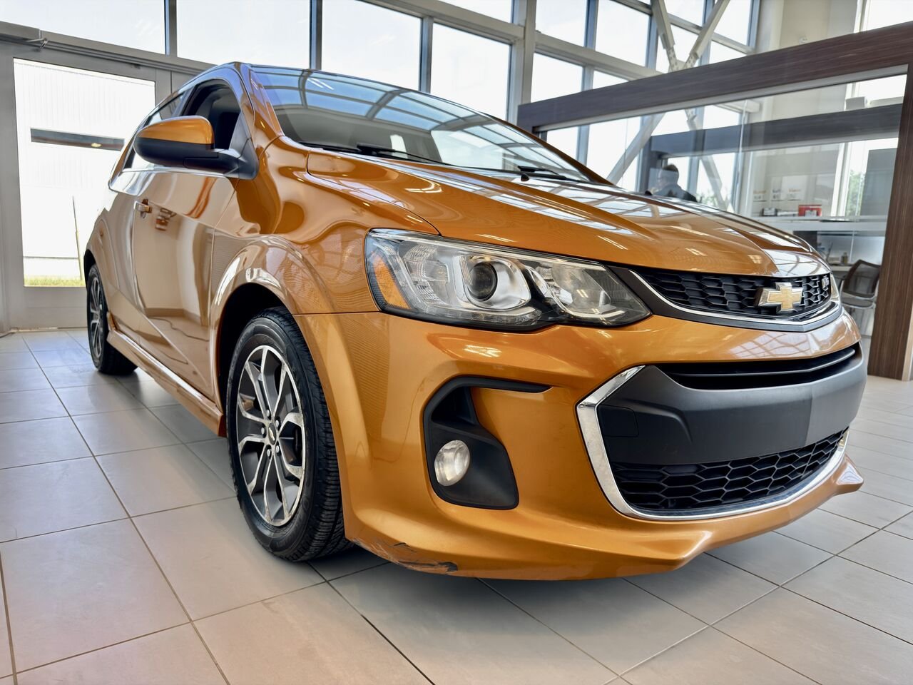 2017 Chevrolet Sonic Orange Notre-Dame-des-Prairies - photo #6