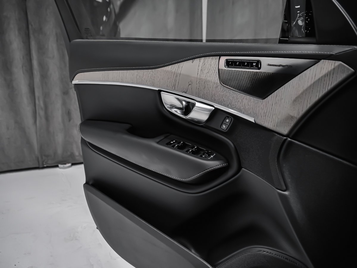 Volvo XC90 Plug-In Hybrid T8 ULTRA BRIGHT 2025 Noir Montréal - photo #8