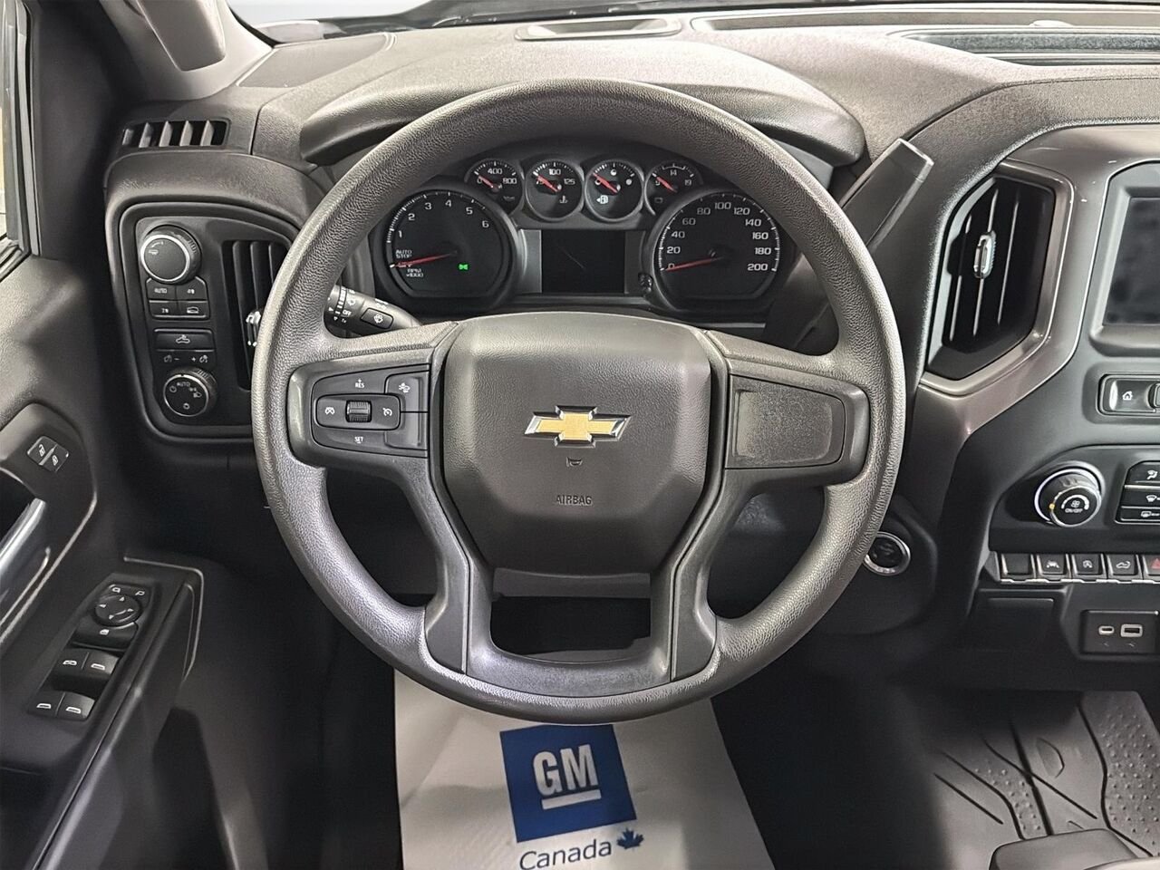 Chevrolet Silverado 1500 Custom cabine multiplace 4RM 147 po 2022 Noir Saint-Hyacinthe - photo #10