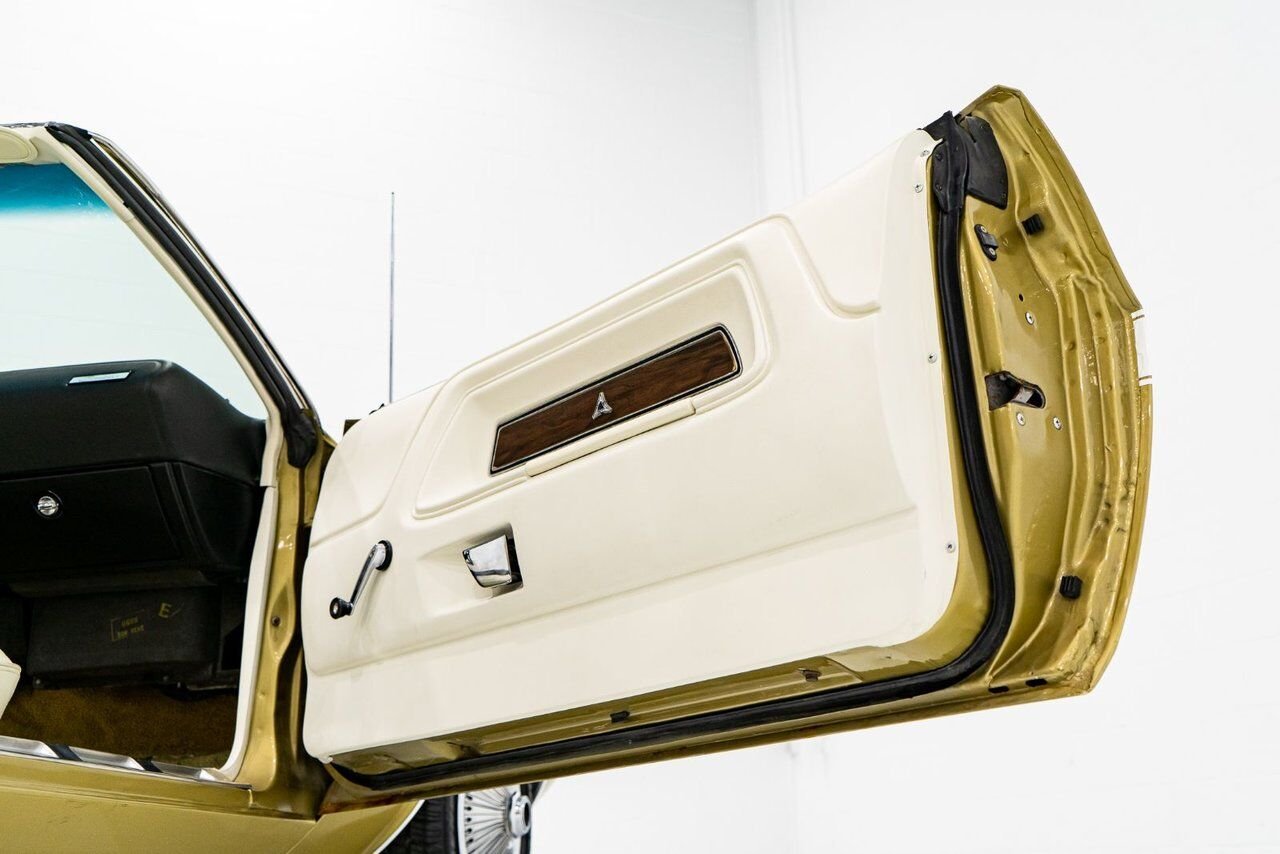 1971 Dodge Challenger *PRIX EN USD* Convertible Fully restored to desirable specifications Gold Montreal - photo #82