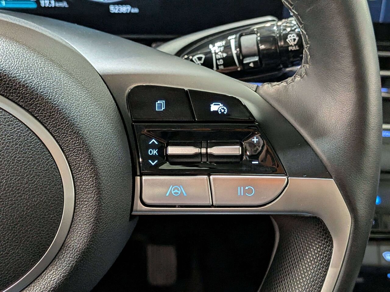 2025 Hyundai Elantra Preferred IVT w/Tech Pkg White Val-David - photo #16