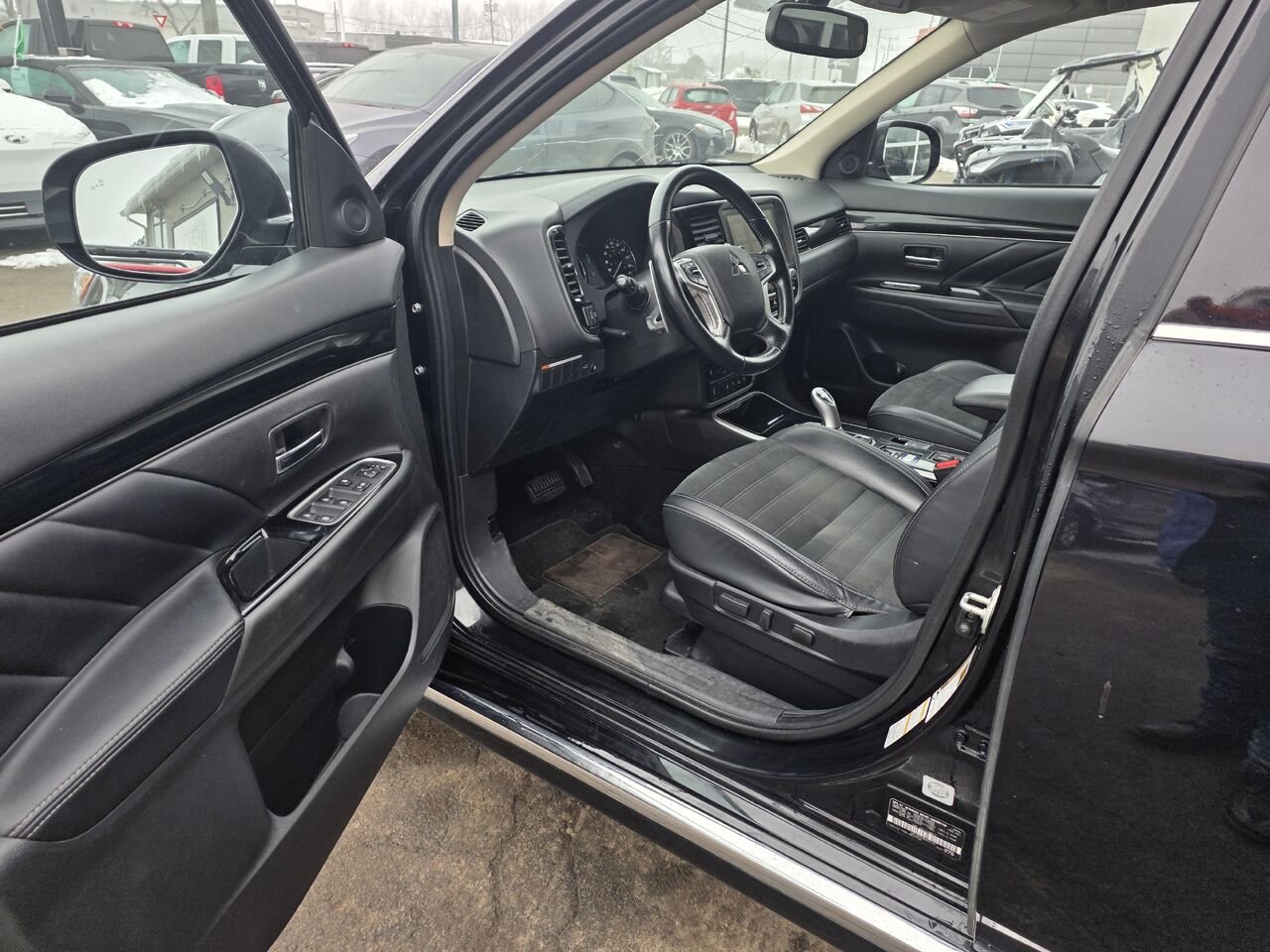 2021 Mitsubishi Outlander Plug-In Hybrid Black  - photo #9
