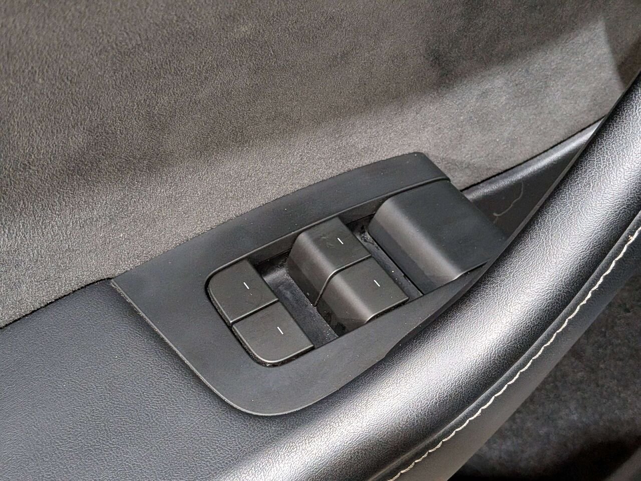 Tesla Model Y 2024 Gris Val-David - photo #32