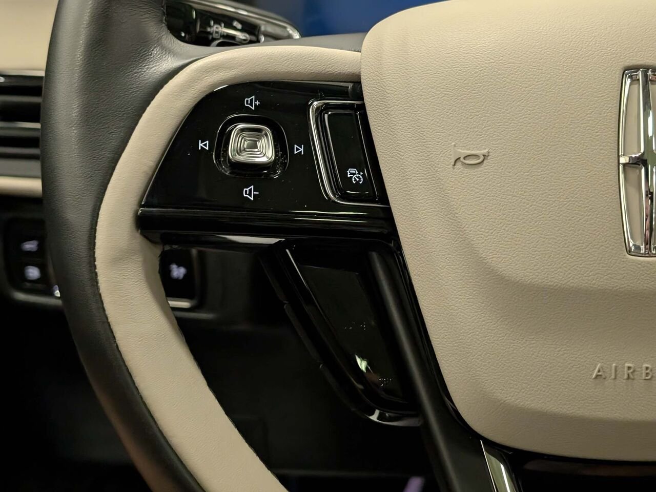 2025 Lincoln CORSAIR Grand Touring Hybrid AWD White Sherbrooke - photo #14
