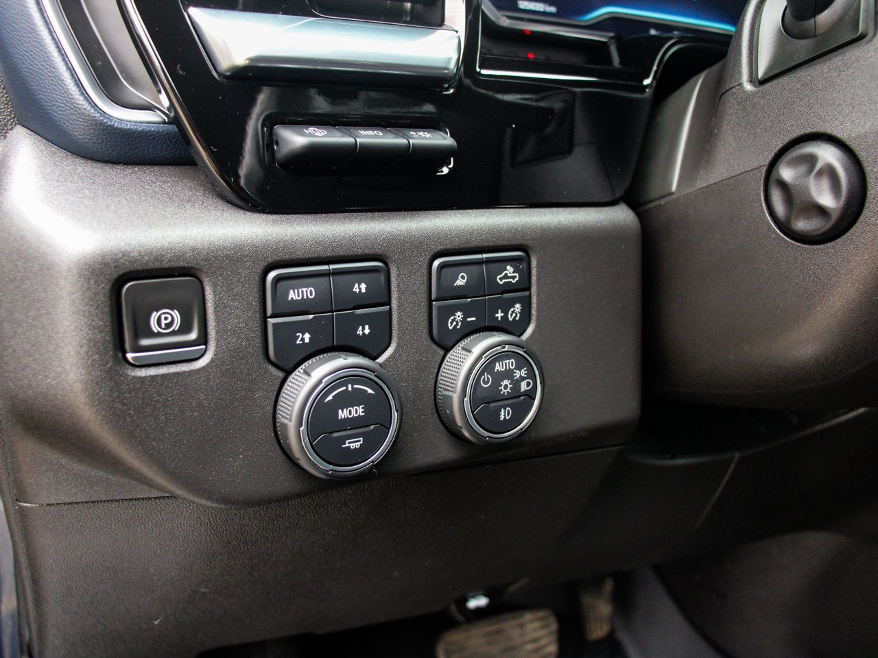 2022 Chevrolet Silverado 1500 4WD Crew Cab 147 High Country Blue Sherwood Park - photo #18