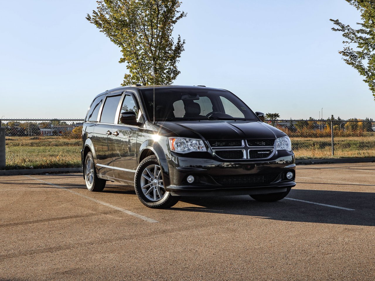 2020 Dodge Grand Caravan Premium Plus 2WD Black Sherwood Park - photo #1