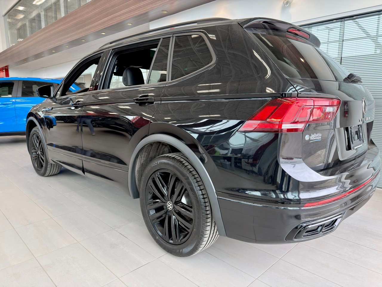 2022 Volkswagen Tiguan Black Notre-Dame-des-Prairies - photo #8