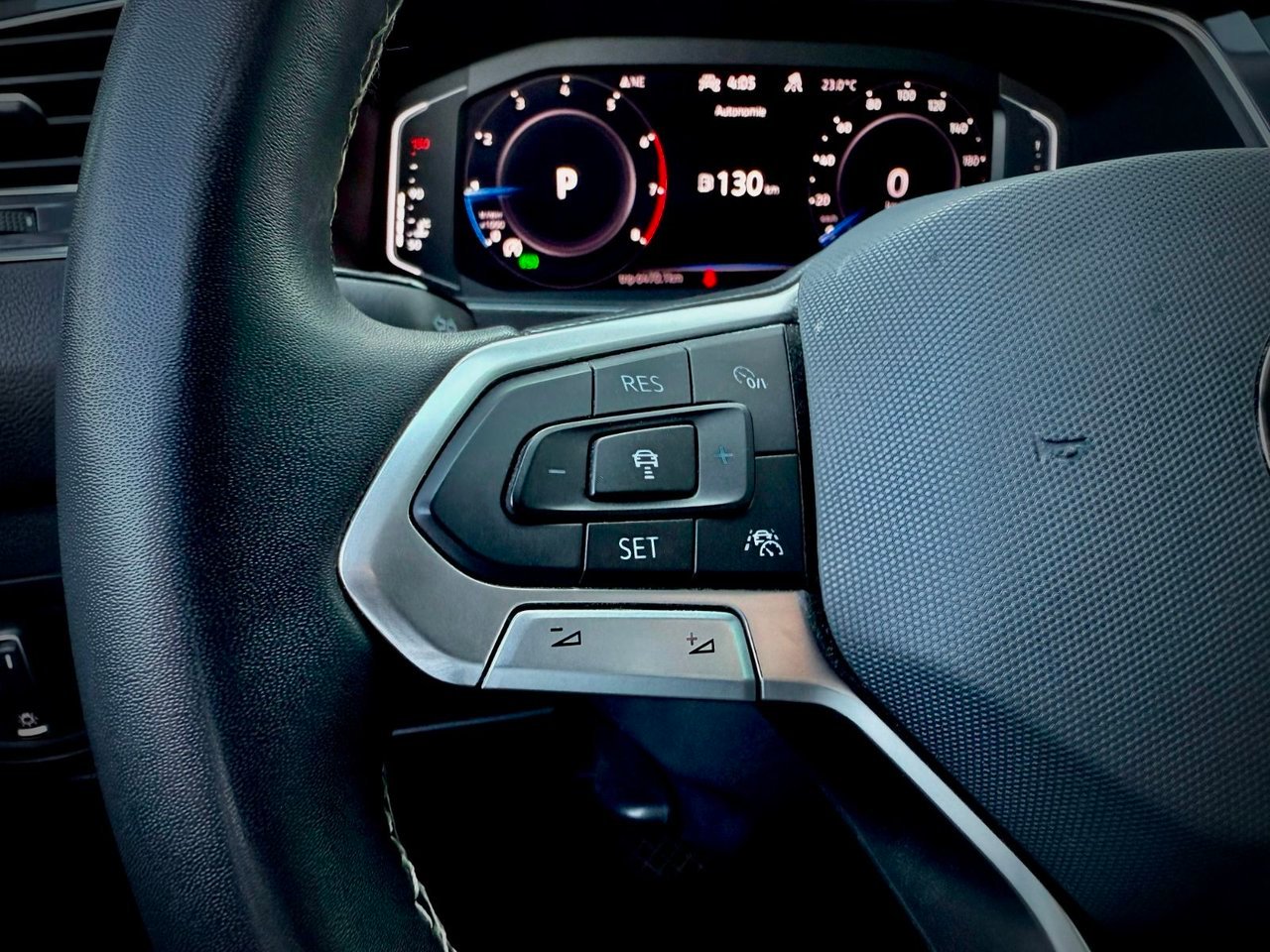 Volkswagen Tiguan 2023 Gris Notre-Dame-des-Prairies - photo #18