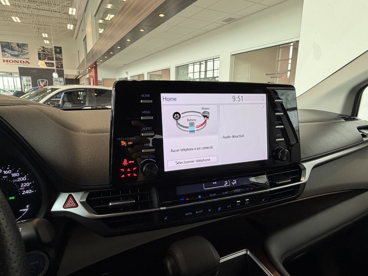2022 Toyota Sienna Silver Notre-Dame-des-Prairies - photo #11
