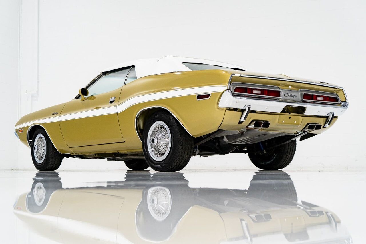 1971 Dodge Challenger *PRIX EN USD* Convertible Fully restored to desirable specifications Gold Montreal - photo #32