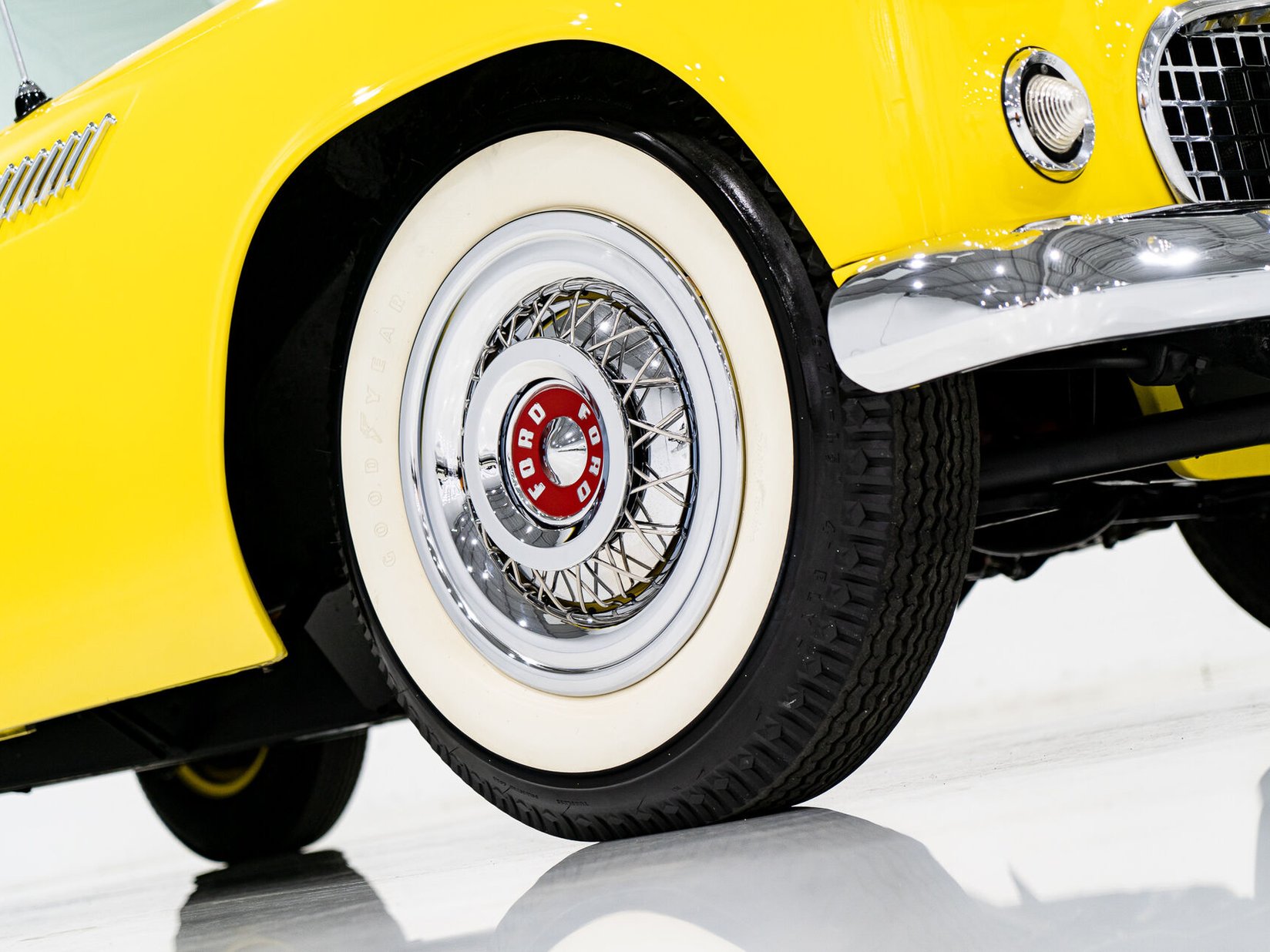 Ford Thunderbird **PRICE IN USD** Fully restored 1955 Montréal - photo #5