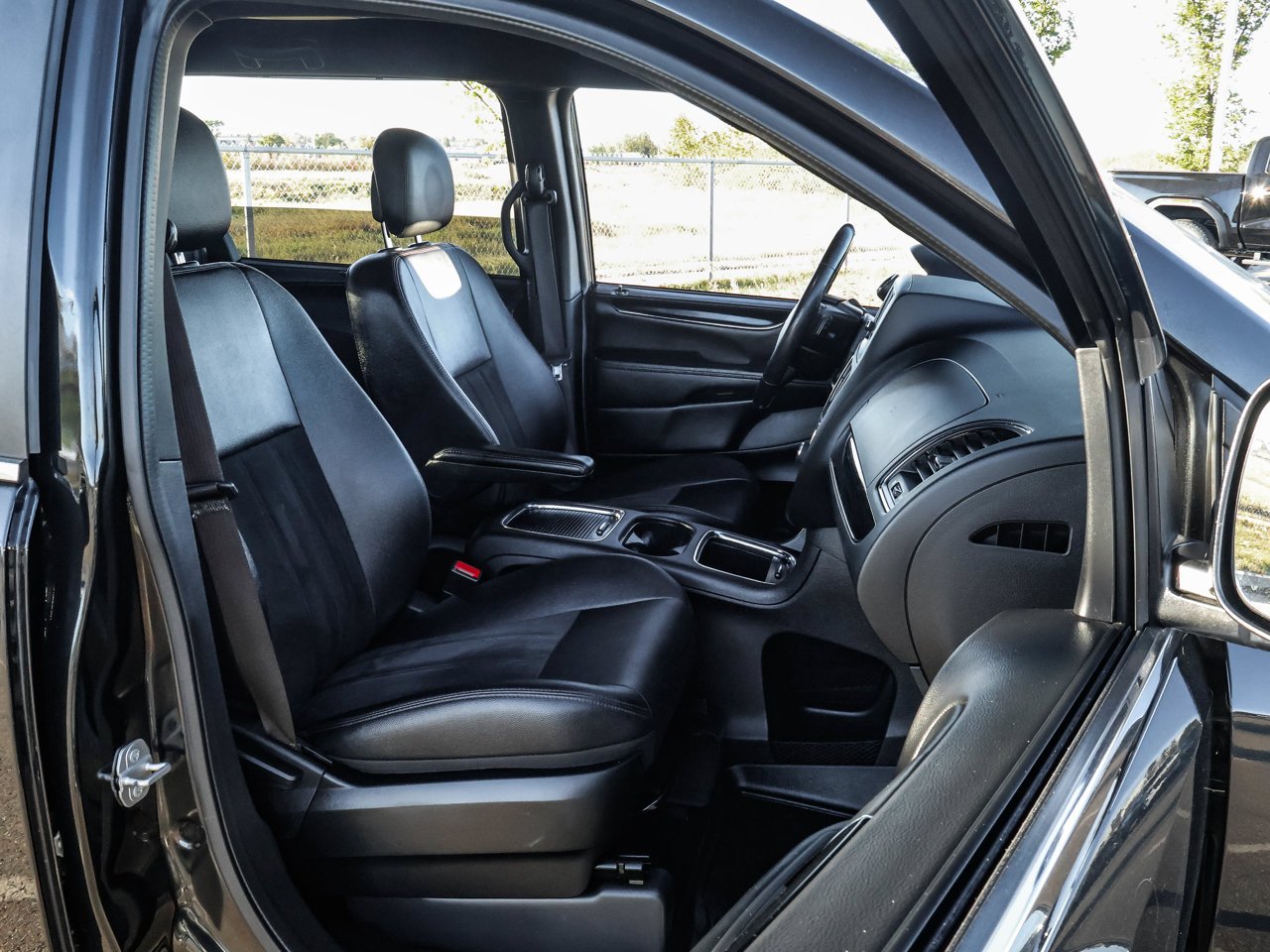 2020 Dodge Grand Caravan Premium Plus 2WD Black Sherwood Park - photo #16