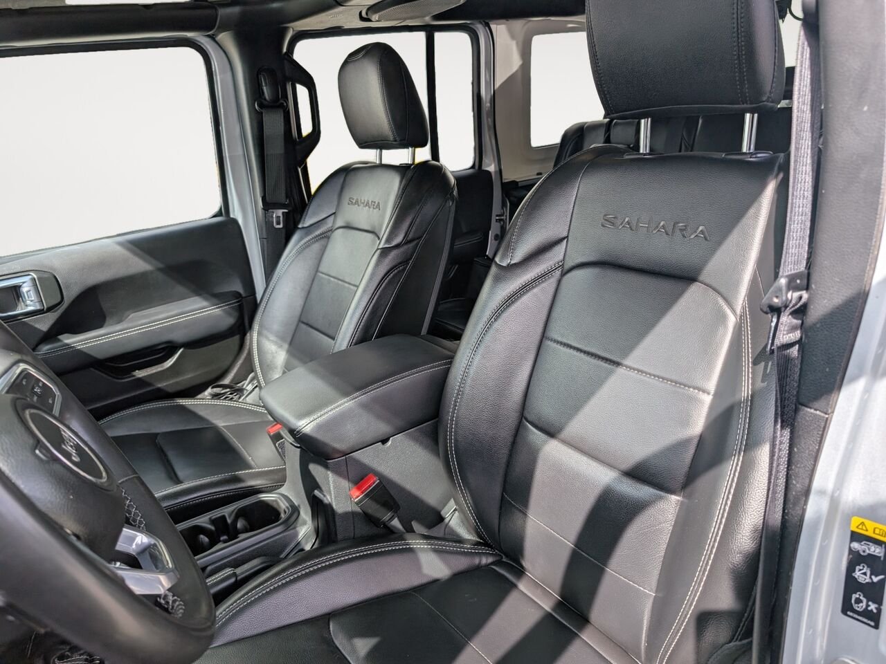 Jeep Wrangler 4xe SAHARA 4XE/SIÈGES EN CUIR/AC BIZONE/CAMÉRA DE RECUL/MACHEPIEDS 2023 Argent Sherbrooke - photo #6