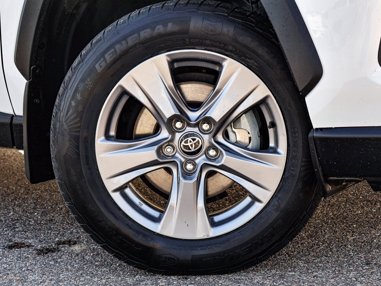 2024 Toyota RAV4 XLE AWD White Sherwood Park - photo #5