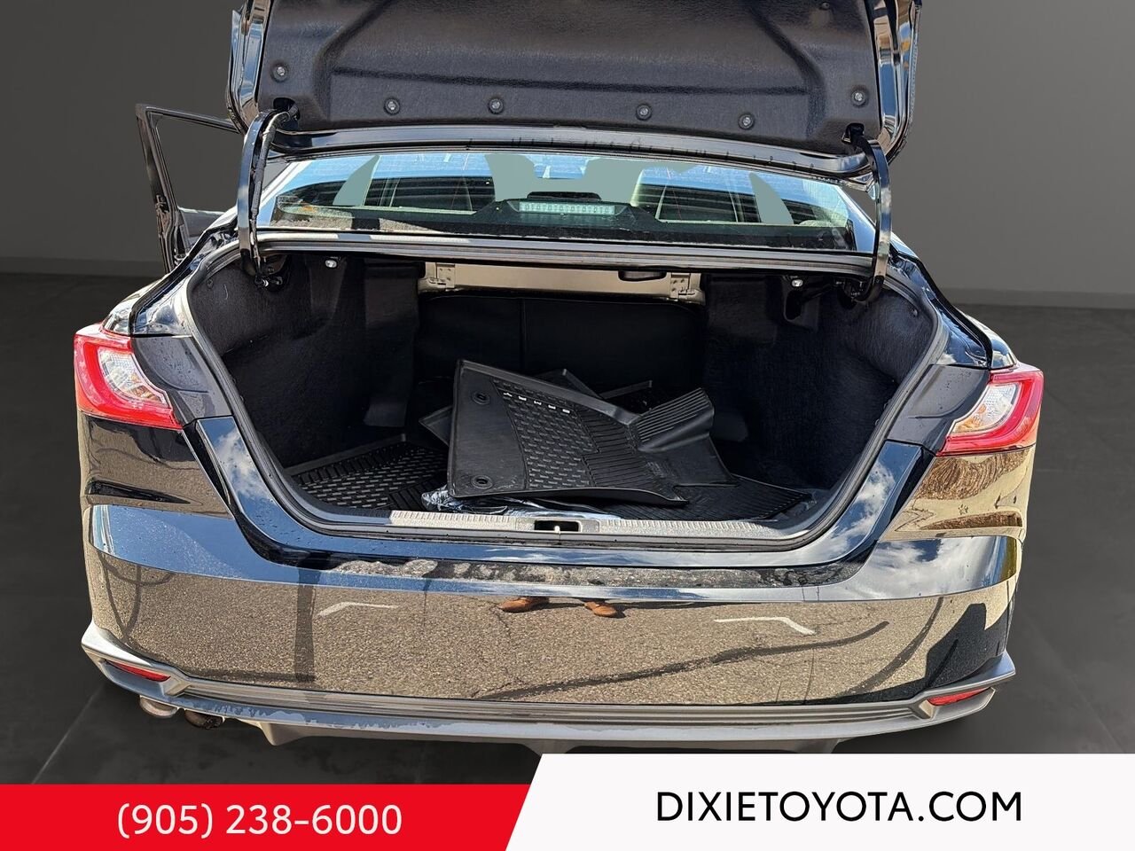 2025 Toyota Camry HYBRID SE UPGRADE AWD / CLEAN CARFAX / HEATED SEATS / MOONROOF / CARPLAY AND ANDROID AUTO Black Mississauga - photo #20