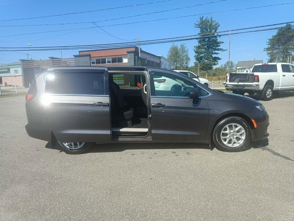 Chrysler Grand Caravan 2022 Gris Lac Mégantic - photo #4